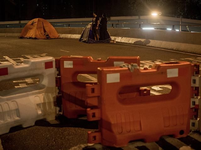 Активісти в Гонконгу погодились забрати частину барикад Активісти в Гонконгу погодились забрати частину барикад