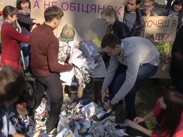 В Києві екологічні активісти провели флешмоб "Зігрій бабусю!" (Відео)