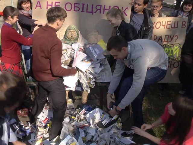 В Киеве экологические активисты провели флешмоб "Согрей бабушку!" (Видео)