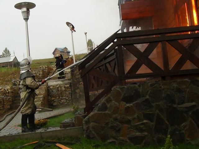 В Карпатах сгорел гостиничный комплекс "Киевская Русь" площадью 900 м.кв. (Фото) В Карпатах сгорел гостиничный комплекс "Киевская Русь" площадью 900 м.кв. (Фото)