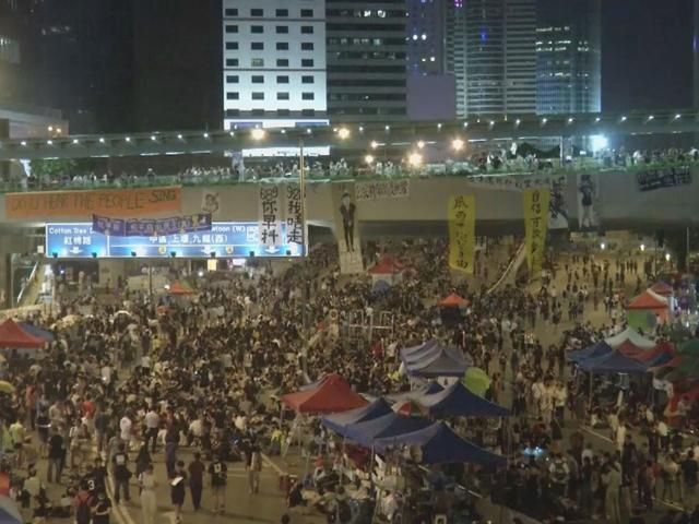 Протестувальники в Гонконгу розібрали частину барикад (Відео) Протестувальники в Гонконгу розібрали частину барикад (Відео)