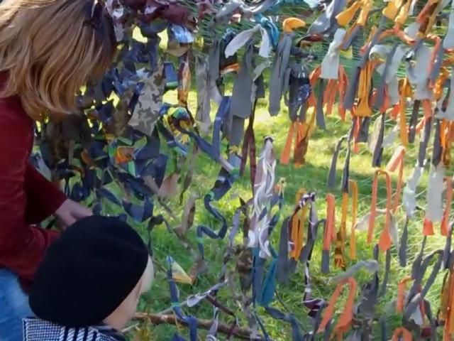 В Днепропетровске волонтеры плетут маскировочные сетки для военных (Видео) В Днепропетровске волонтеры плетут маскировочные сетки для военных (Видео)