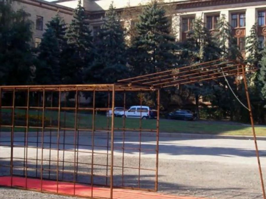 Самые актуальные фото 5 октября: днепропетровская "мышеловка", волонтеры кормят бойцов