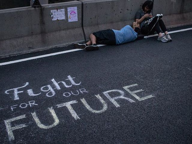 Гонконг повертається до мирного життя, активісти кажуть, що це ще не кінець Гонконг повертається до мирного життя, активісти кажуть, що це ще не кінець