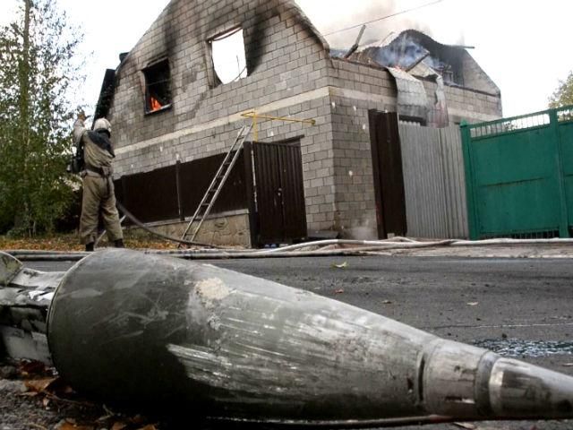 В Донецке спасатели ликвидируют последствия ракетного обстрела (Видео)