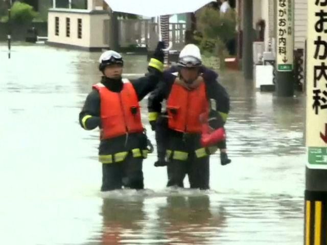 В Японии бушует тайфун "Фанфон" (Видео) В Японии бушует тайфун "Фанфон" (Видео)