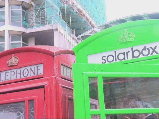 Лондонські винахідники перетворюють старі телефонні будки на зарядні станції Лондонські винахідники перетворюють старі телефонні будки на зарядні станції