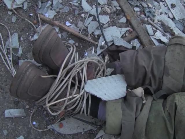 Брехня кремлівських ЗМІ: українські бійці нібито знущаються над тілами загиблих терористів Брехня кремлівських ЗМІ: українські бійці нібито знущаються над тілами загиблих терористів