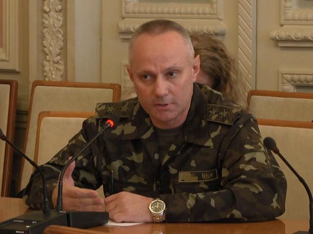 Генерал Хомчак не захотів відкрито відповідати на запитання про "Іловайський котел" Генерал Хомчак не захотів відкрито відповідати на запитання про "Іловайський котел"