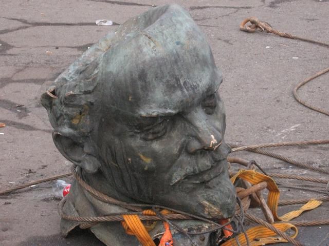 У Харкові повалили ще 2 пам'ятники Леніну (Відео) У Харкові повалили ще 2 пам'ятники Леніну (Відео)