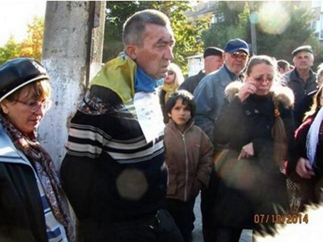 В Донецкой области террористы снова привязали мужчину к столбу В Донецкой области террористы снова привязали мужчину к столбу