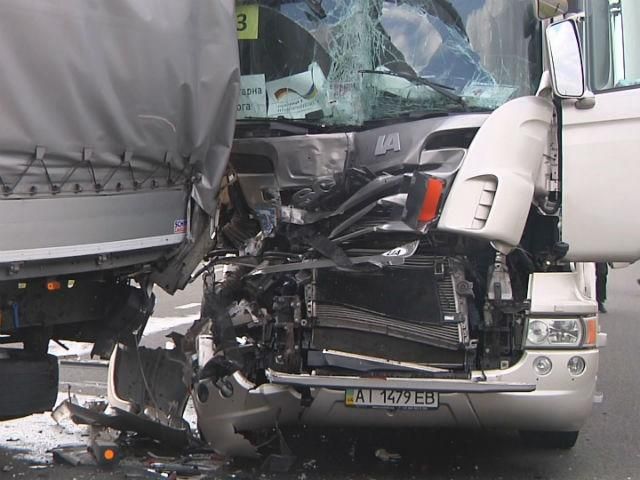 В Украине немецкий гумконвой попал в ДТП В Украине немецкий гумконвой попал в ДТП