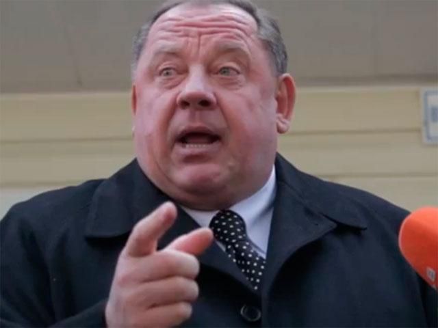 Ректора-хабарника Мельника активісти не встигли кинути у смітник (Відео) Ректора-хабарника Мельника активісти не встигли кинути у смітник (Відео)