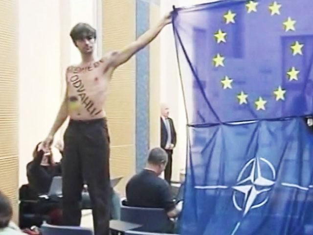 У Празі двоє чоловіків оголилися до поясу на підтримку України У Празі двоє чоловіків оголилися до поясу на підтримку України