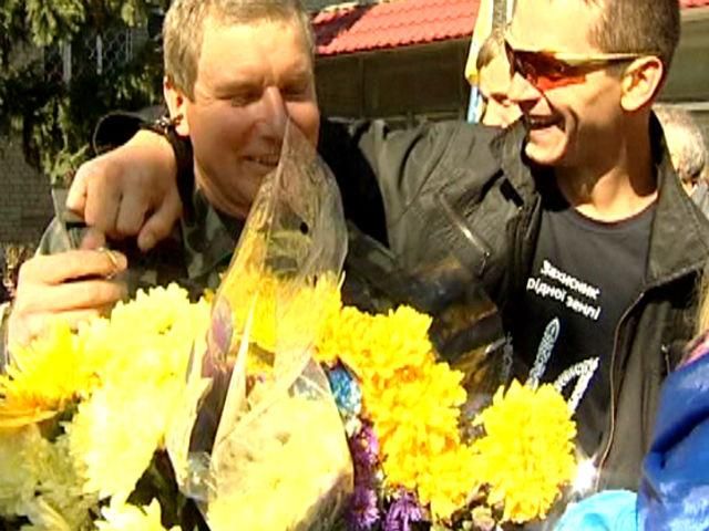 В Харкові зустрічали “кіборгів”, що героїчно захищали аеропорт Донецька В Харкові зустрічали “кіборгів”, що героїчно захищали аеропорт Донецька