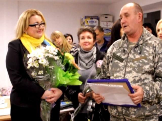 В Одессе бойцы батальона "Шторм" с цветами благодарили волонтеров за помощь