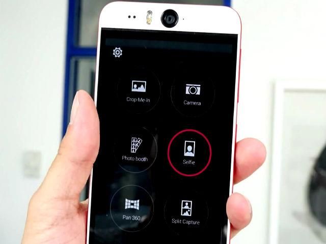 Представлений смартфон з двома камерами, створена універсальна пластикова карта Представлений смартфон з двома камерами, створена універсальна пластикова карта