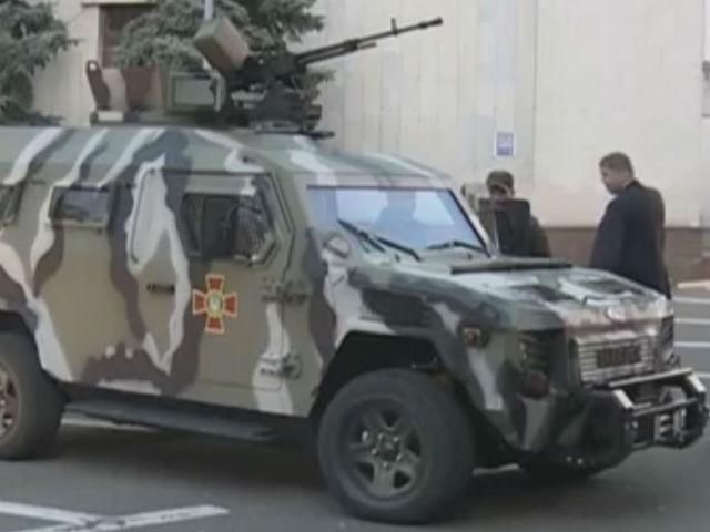 Бойцы "Азова" получили новую бронемашину "Кугуар"