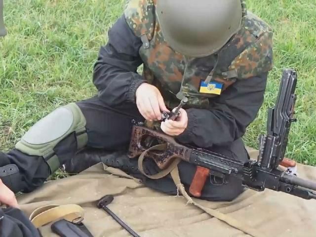 Полк "Азов" перебуває на стадії формування, переходить до Нацгвардії та поповнюється технікою Полк "Азов" перебуває на стадії формування, переходить до Нацгвардії та поповнюється технікою