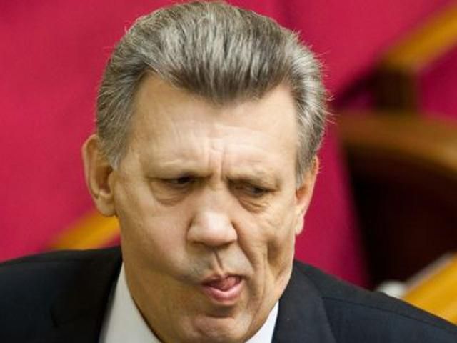 Ківалов підкуповує виборців хлібом, вином і ковбасою (Фото) Ківалов підкуповує виборців хлібом, вином і ковбасою (Фото)