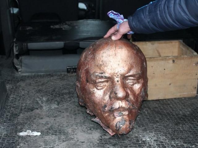 В Луганской области сняли с постамента еще одного Ленина (Фото) В Луганской области сняли с постамента еще одного Ленина (Фото)