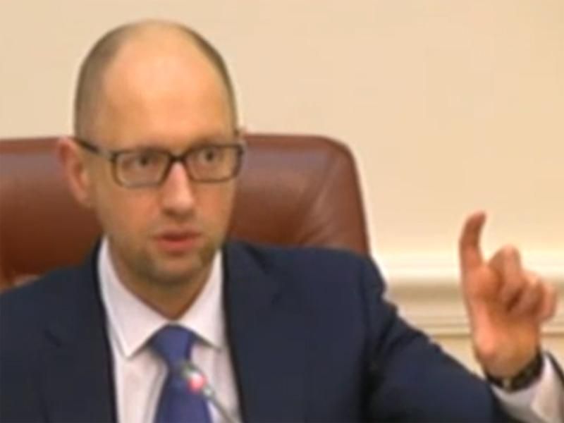 Яценюк похвалився, що в нього є вже ціла "стопка" заяв на звільнення від чиновників