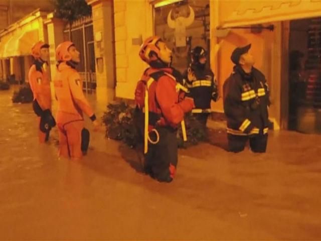 Через паводок в італійській Генуї загинула щонайменше 1 людина Через паводок в італійській Генуї загинула щонайменше 1 людина