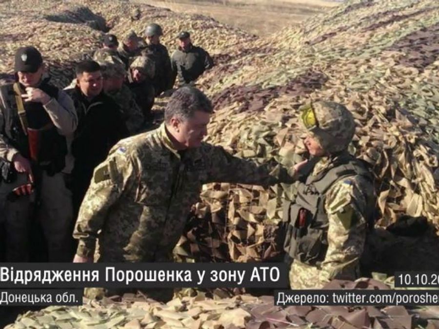 Самые актуальные кадры 10 октября: пикет прокуратуры в Сумах, Порошенко в зоне АТО