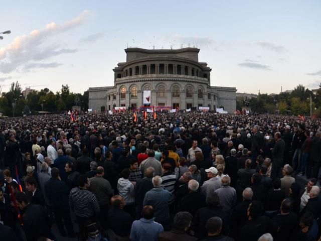 Тысячи армян протестовали против присоединения страны к ЕврАзЭС (Фото)