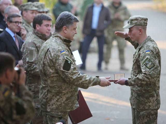 Порошенко посетил Донбасс: восемь часов Президента в зоне АТО (Фото) Порошенко посетил Донбасс: восемь часов Президента в зоне АТО (Фото)