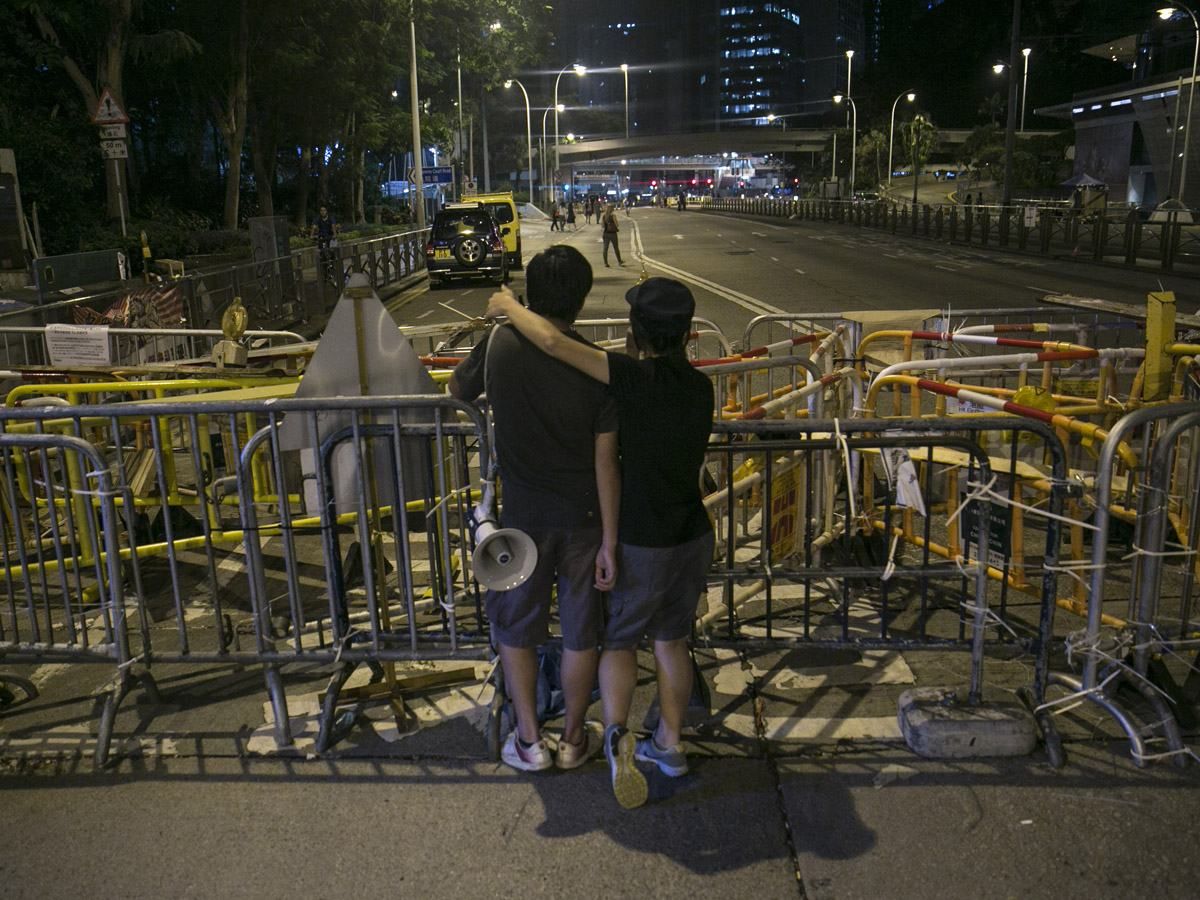 Протесты в Гонконге: ночью активисты возводили баррикады (Фотообзор) Протесты в Гонконге: ночью активисты возводили баррикады (Фотообзор)