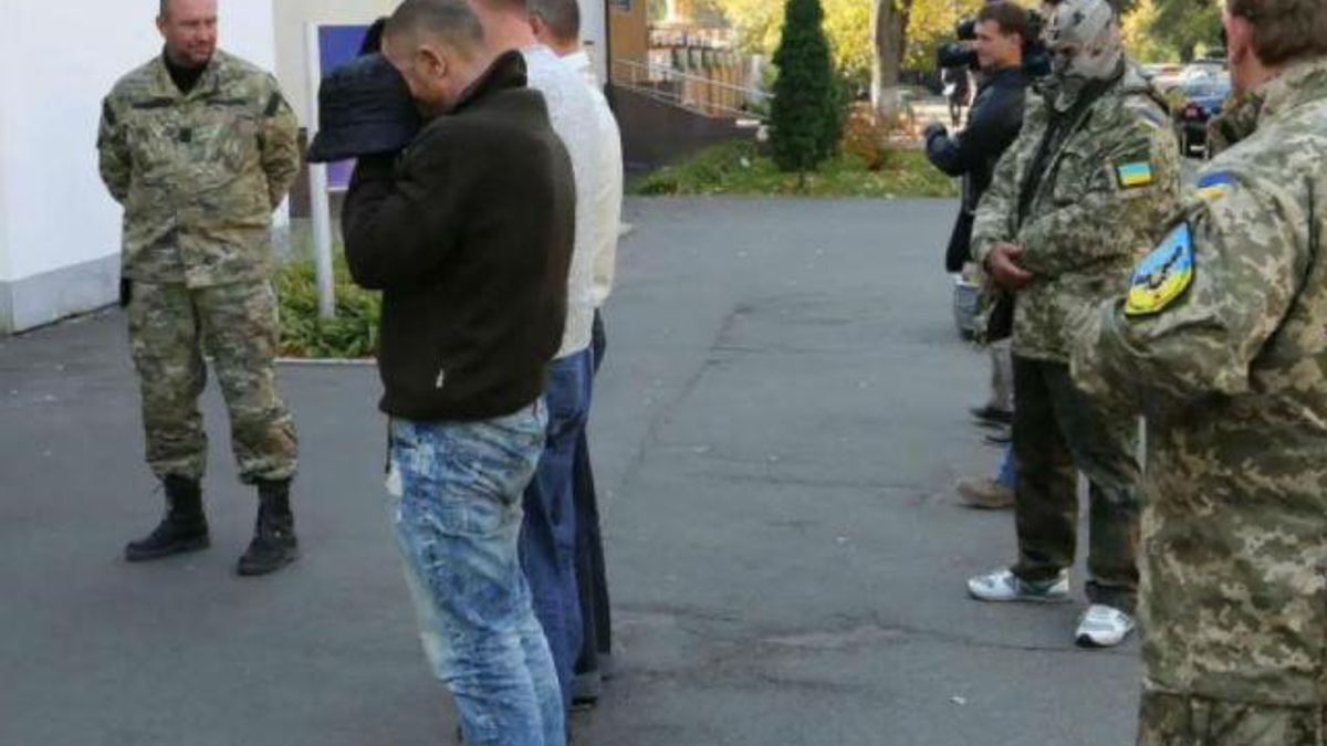 Самые актуальные кадры 11 октября: этапирование сепаратистов в Киев, военные учения во Львове Самые актуальные кадры 11 октября: этапирование сепаратистов в Киев, военные учения во Львове