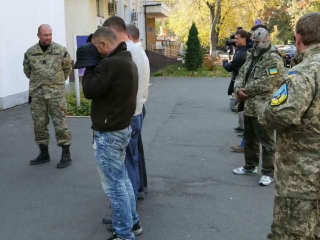 Самые актуальные кадры 11 октября: этапирование сепаратистов в Киев, военные учения во Львове