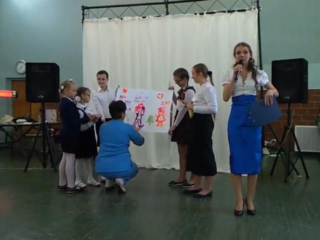 В Донецке дети выступали перед террористами (Видео)