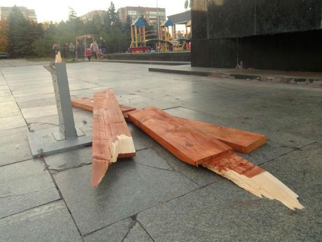 У Маріуполі вандали вдруге зламали хрест, встановлений на місці Леніна (Фото) У Маріуполі вандали вдруге зламали хрест, встановлений на місці Леніна (Фото)