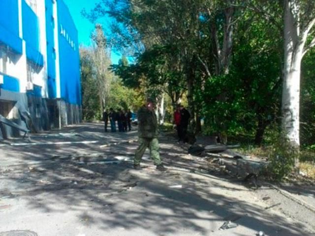 У Донецьку снаряд влучив у палац спорту "Динамо" (Фото) У Донецьку снаряд влучив у палац спорту "Динамо" (Фото)