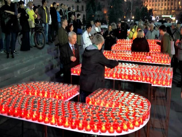 На Майдане состоялась акция "Зажги свечу нашим Героям"