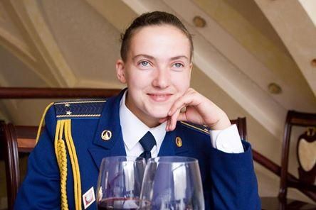 Льотчицю Савченко відвезли на примусову психолого-психіатричну експертизу Льотчицю Савченко відвезли на примусову психолого-психіатричну експертизу