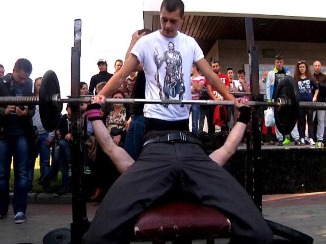 Аби допомогти бійцям АТО, в Луцьку провели змагання з пауерліфтингу Аби допомогти бійцям АТО, в Луцьку провели змагання з пауерліфтингу