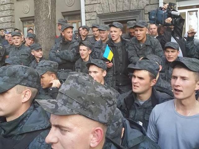 Под АП подогнали автозаки и правоохранителей (Фото) Под АП подогнали автозаки и правоохранителей (Фото)