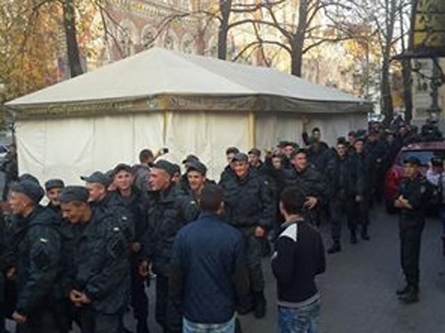 Командование Нацгвардии призывает бойцов вернуться в воинскую часть, те отказались Командование Нацгвардии призывает бойцов вернуться в воинскую часть, те отказались