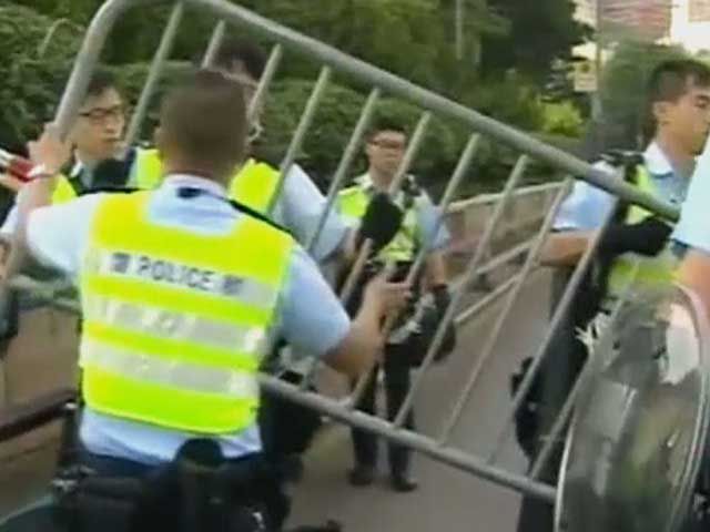 В Гонконге полиция разобрала часть баррикад (Видео)