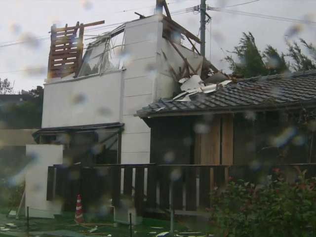 В Японии в результате тайфуна "Вонфон" пострадали более полусотни человек