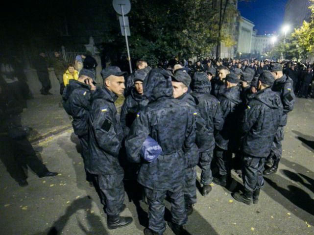 На Банковій залишається близько сотні нацгвардійців На Банковій залишається близько сотні нацгвардійців