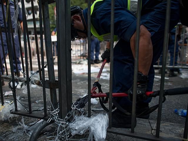 В Гонконге полиция разбирает баррикады - 14 октября 2014 - Телеканал новин 24 В Гонконге полиция разбирает баррикады - 14 октября 2014 - Телеканал новин 24