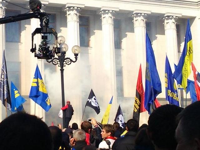 Мітингувальники кидають шашки в будівлю парламенту, наразі ніхто не затриманий,— МВС (Фото)