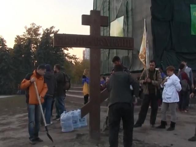 У Харкові біля знесеного пам'ятника Леніну встановили хрест (Відео)