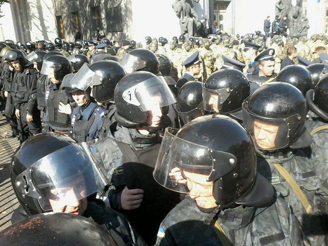 Под Радой собралось 8 тысяч человек, — МВД Под Радой собралось 8 тысяч человек, — МВД