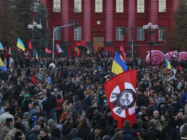 Крещатик перекрыт из-за марша "Правого сектора" Крещатик перекрыт из-за марша "Правого сектора"