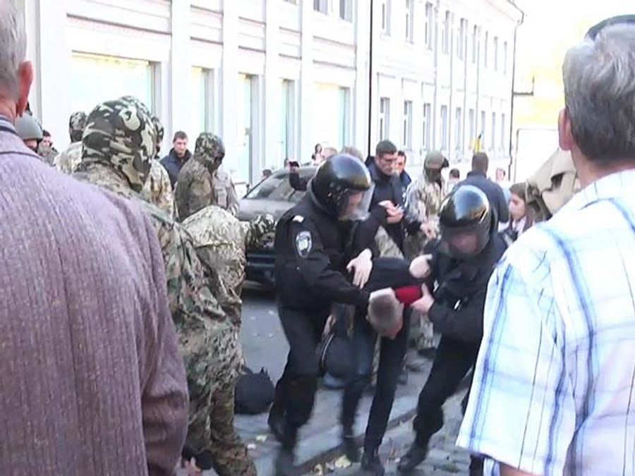 Мітинг закінчився бійкою — результати сьогоднішніх сутичок під Верховною Радою Мітинг закінчився бійкою — результати сьогоднішніх сутичок під Верховною Радою